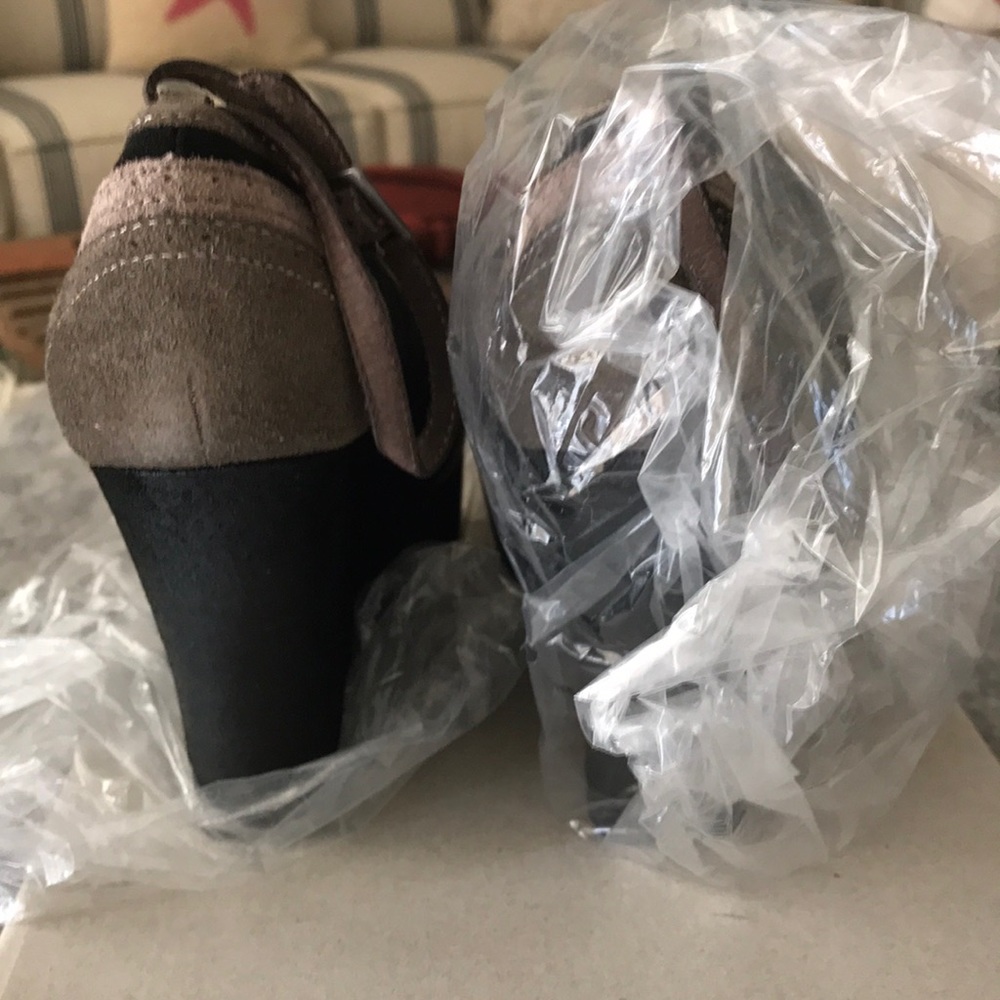 Shoes - Picture 3 of 7